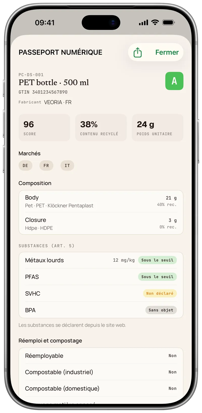 Passeport numérique d’une bouteille PET de 500 ml sur iPhone : score, contenu recyclé, poids unitaire, marchés, composition et déclarations de substances.